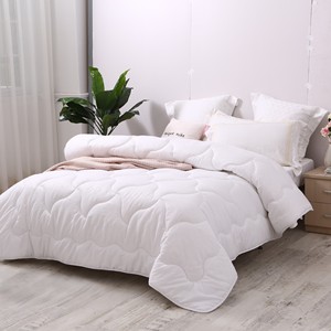 Couette d'hiver matelassée en polyester blanc hypoallergénique, respirante, lavable en machine - Product Image 1