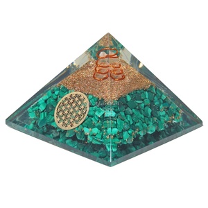 Artisanat en pierres semi-précieuses pour la protection contre les EMF : Agate sculptée Fleur de Vie, Malachite, Pyramide d'Orgone, Cristaux - Product Image 1