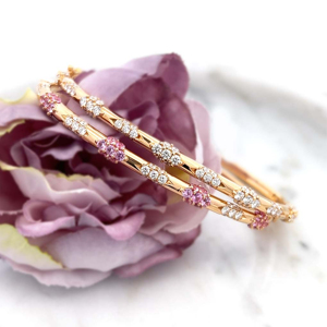 Brazalete de Oro Amarillo con Diamantes para Mujer, Corte Brillante Redondo, Diseño Floral, Estilo Clásico, Uso Diario - Product Image 2