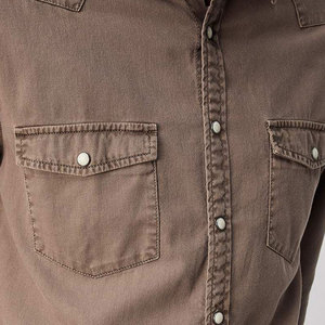 Chemise en jean marron pour homme, manches longues, couleur unie, col boutonné, style décontracté avec poches, coupe classique - Product Image 6