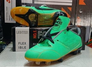 Chaussures de football d'extérieur blanches et violettes avec doublure en mesh, crampons pour terrain ferme, à lacets, pour entraînement et matchs des adultes - Product Image 2