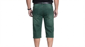 Shorts en jean bleu classique pour homme, longueur genou, coupe décontractée et confortable pour l'été - Product Image 3