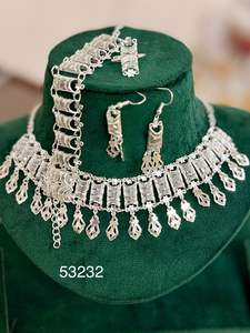 MOLL JEWELLERS Cadena de Cobre Chapado en Oro con Diseño de Hoja y Circonitas Naturales para Mujer, 16 Pulgadas, Ideal para Bodas y Eventos Especiales - Product Image 4