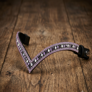 Diadema para caballo de cuero de búfalo negro grueso con forma de V profunda, con cadena de cristales dorados de 3 filas y diamantes de imitación. - Product Image 2