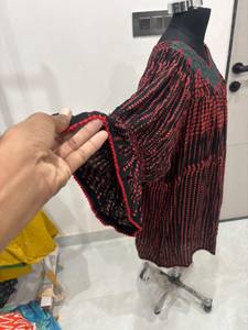 Robe Western Rouge à Pois de Haute Qualité, Col en V, Manches Longues Évasées, Empiècement Brodé, Coupe Ample, Longueur Genou, Décontractée, Vente en Gros - Product Image 4