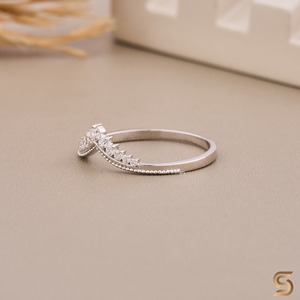 แหวนเพชรแล็บทรงเชฟรอนทองคำขาว 10K |   แถบรัดรูปตัววีโค้งแบบซ้อนได้ |   แหวนแต่งงานทรงโค้ง 0.15 กะรัต - Product Image 1