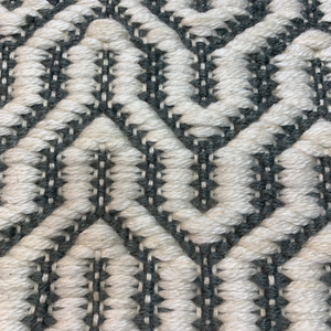 Alfombra Kilim Moderna de Tejido Plano con Diseño Geométrico Chevron en Blanco y Negro, Tejida a Mano con Algodón y Lana, con Flecos y Pelo Corto - Product Image 3