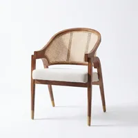 Fauteuil moderne en bois clair avec dossier en rotin, assise rembourrée, dossier incurvé et pieds élégants pour salle à manger, café, salon