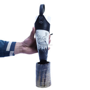 Corne à boire Viking fabriquée à la main avec un bracelet en cuir authentique et un support de corne pour les collectionneurs - Product Image 1