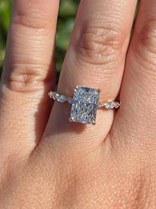 Anillo de Compromiso de Diamante Cultivado en Laboratorio con Corte Radiante Certificado por IGI, 3 CT, E VVS2, Premium, con Banda de Boda Pavé de Diamantes Solitarios - Product Image 3