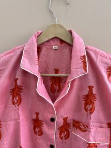 Hermoso Conjunto de Pijama de Algodón con Estampado de Langosta Hecho a Mano, Ropa de Dormir de Lujo - Product Image 3