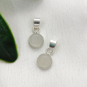 Abalorios de Calcedonia Gris de 7mm con Bisel Redondo, Hechos a Mano, con Corte Cabujón, Abalorio de Calcedonia Gris con Bisel y Anilla, Abalorios de Plata para Joyería - Product Image 1