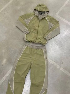Ensemble de survêtement unisexe en nylon coupe-vent à capuche, deux pièces, avec veste zippée et pantalon de jogging, personnalisable OEM pour l'hiver - Product Image 3