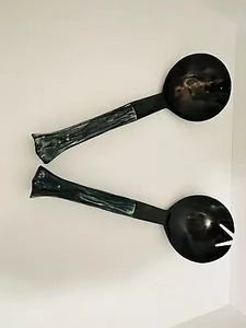 Objet artisanal en résine écologique avec long manche, finition miroir, design minimaliste, pour table, compatible lave-vaisselle, utilisation pour salade. - Product Image 2