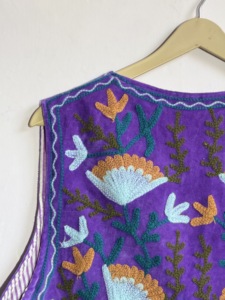 Chaleco Suzani Bordado Morado Hecho a Mano para Mujer |   Chaleco de algodón con estampado floral estilo bohemio vintage |   Chaqueta Étnica sin Mangas - Product Image 4