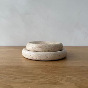 Bol décoratif en travertin naturel moderne, centre de table en pierre pour la décoration intérieure et de bureau de luxe. - Product Image 1