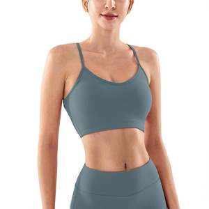 Conjunto de yoga sin costuras para mujer de alta calidad, tela elástica y transpirable, shorts de cintura alta y sujetador halter con ajuste de soporte y diseño personalizado. - Product Image 3