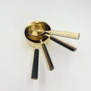 Juego de 4 Tazas y Cucharas Medidoras de Acero Inoxidable con Acabado PVD Dorado y Mango de Resina, Gran Demanda en el Mercado - Product Image 2