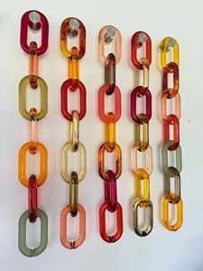 Sculpture artistique en résine à chaînes entrelacées |   Liens rectangulaires |   Décoration intérieure |   Multicolore |   Technique de moulage - Product Image 1