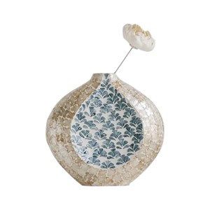 Vase rond artisanal en nacre avec glaçure craquelée et motif éventail bleu pour présentation florale sur table - Product Image 1