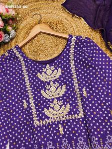 Conjunto de Sharara-Kurti-Dupatta Morado con Estampado Estilo Bandhani y Bordado Dorado para Uso Ocasional, Venta al Por Mayor - Product Image 6