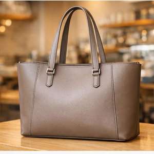 Este artículo es un bolso de hombro estilo hobo de cuero gris, similar a los bolsos hobo de cuero vegano de DOURR o Bokzim. - Product Image 4
