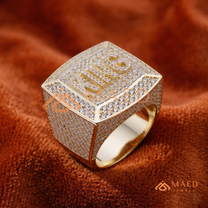 แหวนตัวอักษร KING ชุบทอง 18K |   เหรียญสี่เหลี่ยมจตุรัสประดับเพชร |   เครื่องประดับฮิปฮอปสีทองเหลืองสำหรับผู้ชาย - Product Image 1