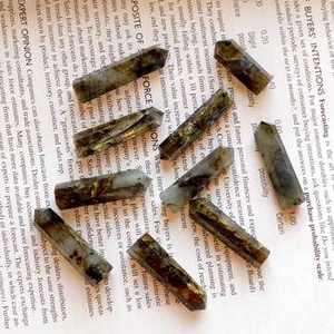 Venta al por mayor de varitas de cristal negro natural de alta calidad, talladas y pulidas, para manualidades de energía curativa, mármol de la India. - Product Image 1