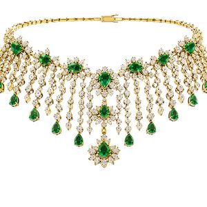 Collier ras-de-cou de mariée opulent en or jaune 18 carats avec pierres centrales en taille poire vert émeraude et pierres rondes brillantes en cascade - Product Image 1