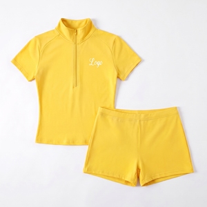 Ensemble sportif 2 pièces pour femme, haut zippé à manches courtes et short au-dessus du genou, séchage rapide, polyester tricoté, coupe classique, printemps-été - Product Image 3