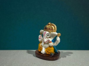 Statue artisanale traditionnelle du Dieu Ganesha en résine blanche avec couronne dorée et dhoti jaune pour la décoration intérieure et les figures spirituelles - Product Image 2