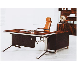 Escritorio de oficina ejecutivo moderno con acabado de madera, patas de marco de metal y silla ergonómica de cuero con respaldo alto - Product Image 3