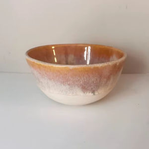 ชามเซรามิกทรงสวยหรู เคลือบสีอำพันอุ่น ดีไซน์ศิลปะ รูปทรงกะทัดรัดอเนกประสงค์ ทนทาน ปลอดภัยสำหรับอาหาร เหมาะสำหรับการรับประทานอาหารในทุกวันอย่างมีระดับ - Product Image 1