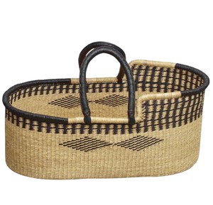 Panier à langer écologique en jonc de mer noir, assorti à un panier à langer en rotin pour enfant avec poignées noires. - Product Image 2