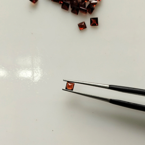 โกเมนสีแดงธรรมชาติ 2.75 มม. ทรงสี่เหลี่ยมเจ้าหญิงคัท คุณภาพดีที่สุด พลอยเม็ดเดี่ยวสำหรับทำเครื่องประดับ - Product Image 3