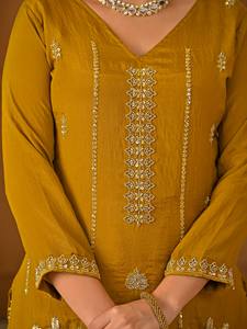 Robe ethnique en soie brodée de couleur moutarde, séchage rapide, toutes saisons, coupe régulière, longueur au sol, style traditionnel indien pakistanais pour femmes - Product Image 5