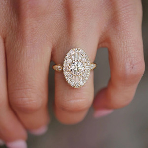 Bague de fiançailles ovale en or jaune 14 carats avec diamant de laboratoire Art Déco - Product Image 2