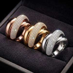 Anillo Clásico de Compromiso y Boda para Mujer, Oro Blanco de 18k, con Diamantes Redondos de Corte Brillante y Engaste Pavé - Product Image 5