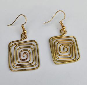 Boucles d'oreilles pendantes en fil de laiton de qualité export pour femmes, finition texturée, style artisanal pour tenues bohèmes et de festival, en vente - Product Image 5