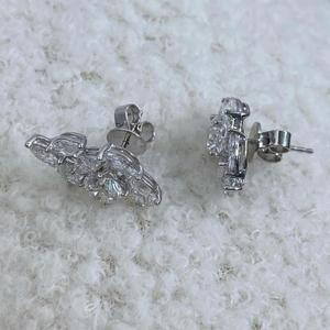 Pendientes de Diamantes con Corte Pera, Redondo y Marquesa en Oro Blanco Sólido, Pendientes Florales de Lujo, Diamantes Cultivados en Laboratorio - Product Image 4