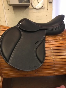 Silla de Montar de Cuero para Entrenamiento y Competición Ecuestre con Costuras Reforzadas, Paneles Ajustables y Soporte de Estabilidad para el Jinete - Product Image 4