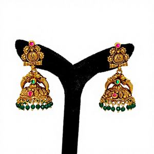 Boucles d'oreilles Jhumka en or massif 22 carats, style antique, motif Lakshmi, faites à la main, avec émeraudes vertes et perles naturelles - Product Image 1