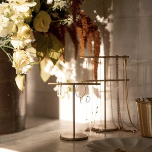 ที่วางเครื่องประดับแบบมินิมอลรูปตัว T พร้อมฐานกลมแข็งแรง ที่เก็บสร้อยข้อมือและสร้อยคอ ดีไซน์เรียบหรู กะทัดรัด เหมาะสำหรับจัดแสดงบนโต๊ะเครื่องแป้ง - Product Image 2