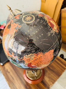 Globe terrestre vintage noir avec support en laiton et boussole, décoration de bureau nautique - Product Image 3