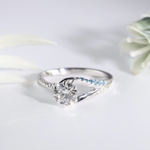 Anillo de Compromiso de Diamantes de Corte Redondo en Oro Blanco Élite con Acento Azul Clásico, Anillo de Boda Bypass Asimétrico, Joyería Fina Solitaria - Product Image 1