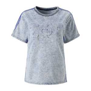 T-shirt Femme Zeta Phi Beta en Denim Premium Gaufré Bleu Gris avec Lettres Grecques – T-shirt Décontracté et Élégant en Tissu Doux et Confortable - Product Image 1