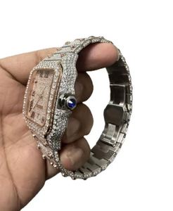 เครื่องประดับ Shreeji Jewels สไตล์ฮิปฮอป คุณภาพสูง โรสโกลด์ ประดับเพชรโมอิสซาไนต์ทรงโรมัน ฝังเพชรเต็มตัว รูปทรงสี่เหลี่ยมจัตุรัส ระบบอัตโนมัติ พร้อมนาฬิกาปลุก แบบอนาล็อก - Product Image 2