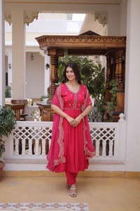 Conjunto de Salwar Kameez Rojo con Detalles Bordados, Ropa Tradicional India y Pakistaní para Mujer, Largo hasta el Tobillo, Corte Regular - Product Image 5