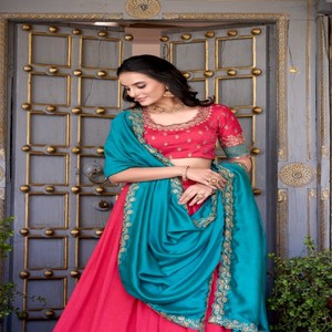 VASTRA COTTAGE Lehenga de Seda Vichitra con Bordado Zari y Lentejuelas, con Blusa y Dupatta Bordada, Traje Étnico Nupcial - Product Image 2
