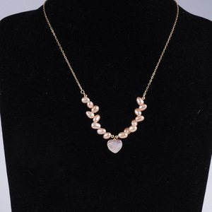 Petit collier pendentif baroque en perle d'eau douce naturelle, forme d'épi de blé, cœur rose, chaîne de clavicule, accessoire polyvalent pour tous les jours - Product Image 1